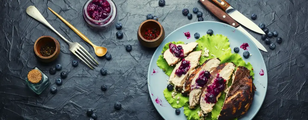 Ensalada de pollo con arándanos y nuez