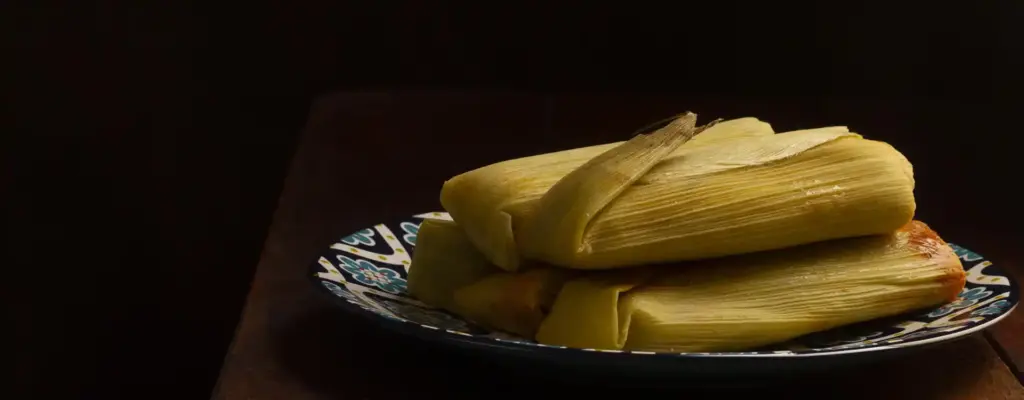 Tamales dulces con pasas